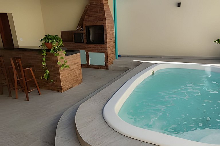 Casa com PiSCiNa, BaNHeiRa e A/C- Centro de Joinville