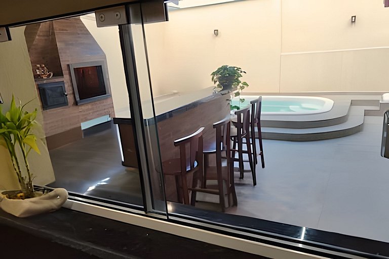 Casa com PiSCiNa, BaNHeiRa e A/C- Centro de Joinville