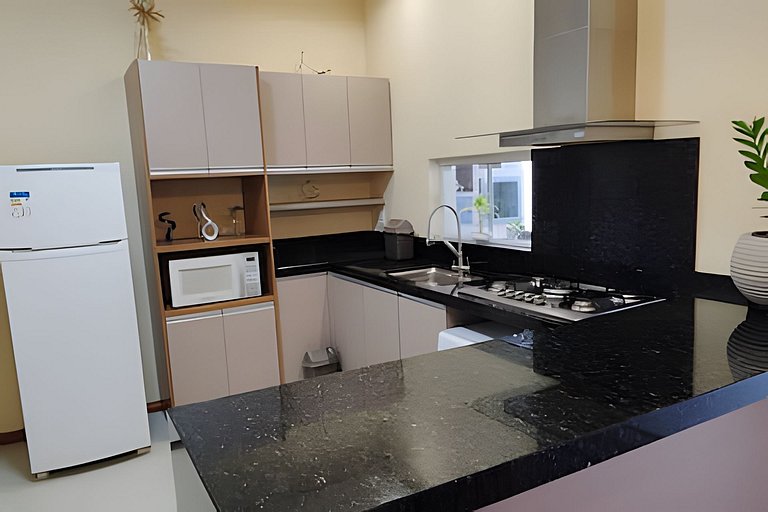 Casa com PiSCiNa, BaNHeiRa e A/C- Centro de Joinville