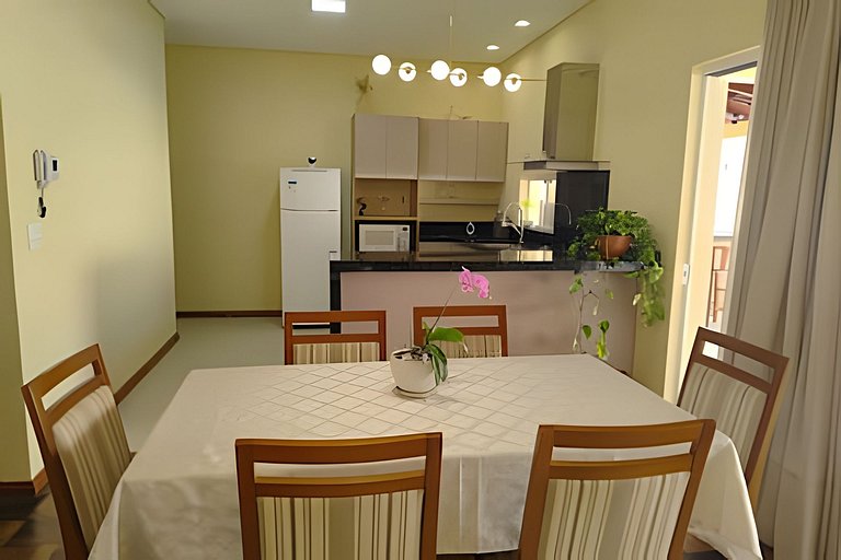 Casa com PiSCiNa, BaNHeiRa e A/C- Centro de Joinville