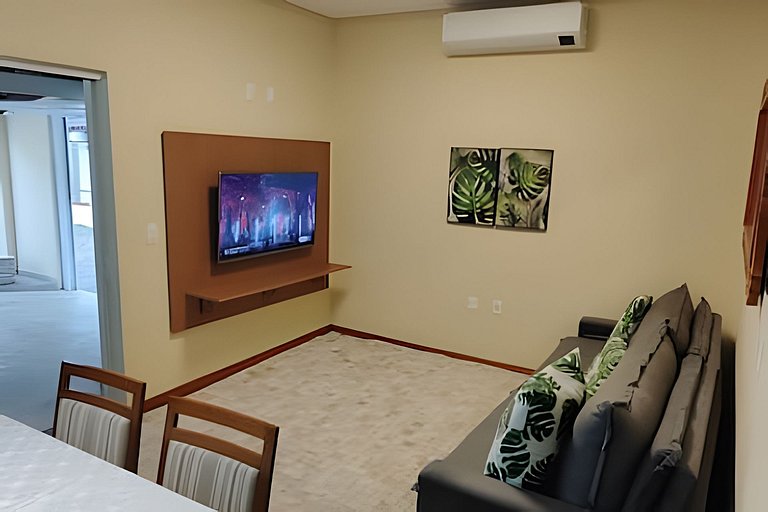 Casa com PiSCiNa, BaNHeiRa e A/C- Centro de Joinville