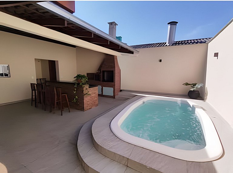 Casa com PiSCiNA e BANHEiRA no Centro de Joinville