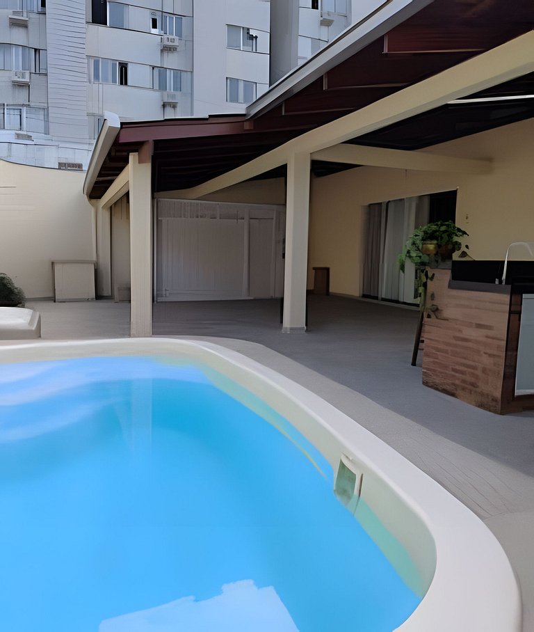 Casa com PiSCiNa, BaNHeiRa e A/C- Centro de Joinville