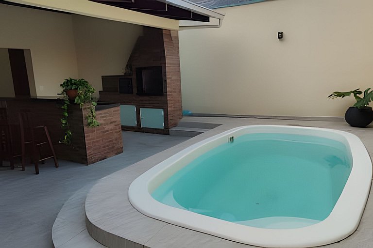 Casa com PiSCiNA e BANHEiRA no Centro de Joinville