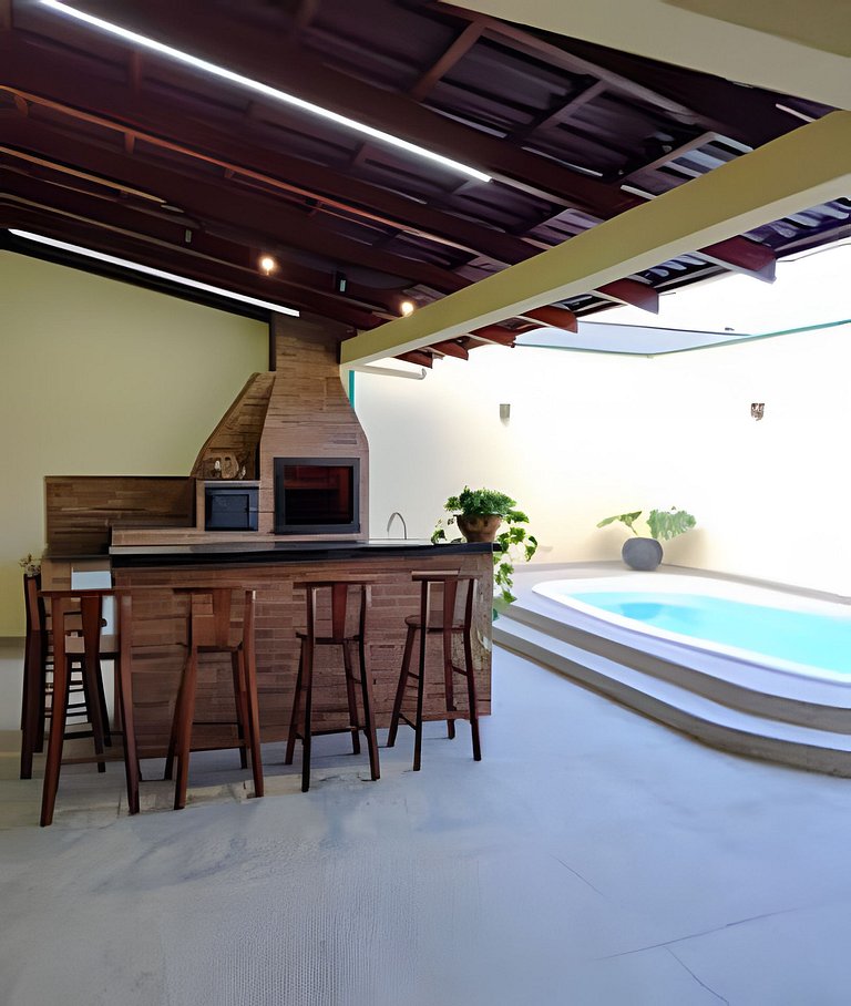 Casa com PiSCiNa, BaNHeiRa e A/C- Centro de Joinville