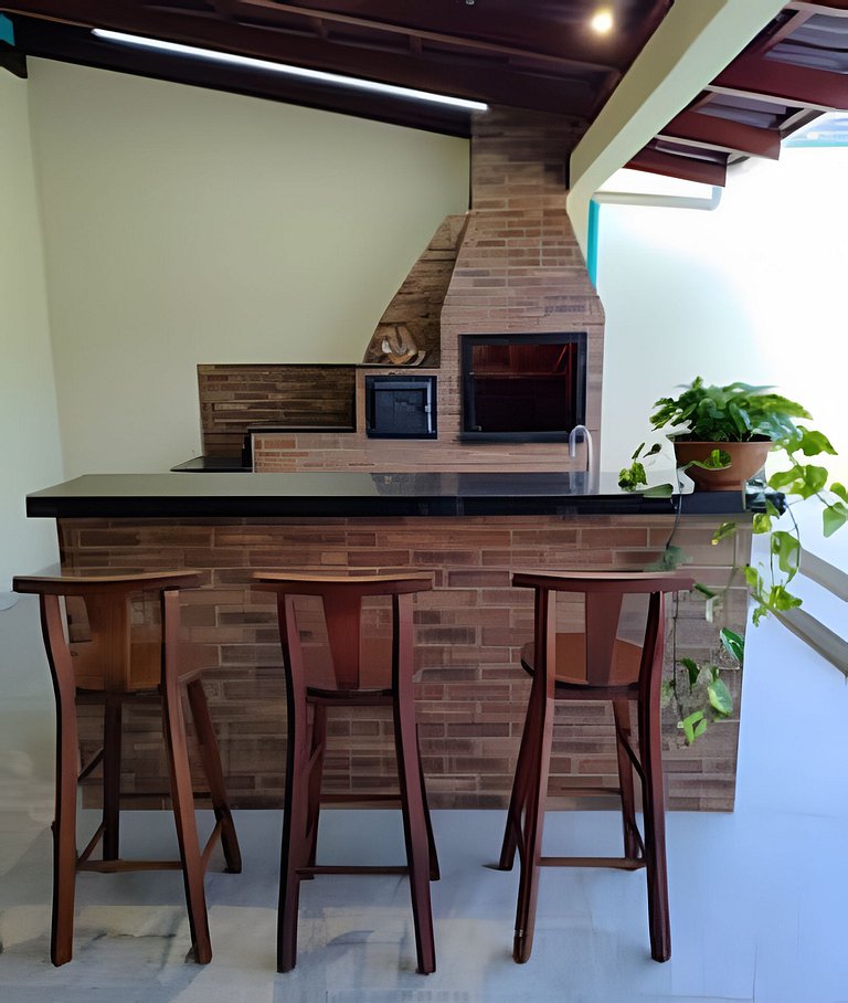 Casa com PiSCiNa, BaNHeiRa e A/C- Centro de Joinville