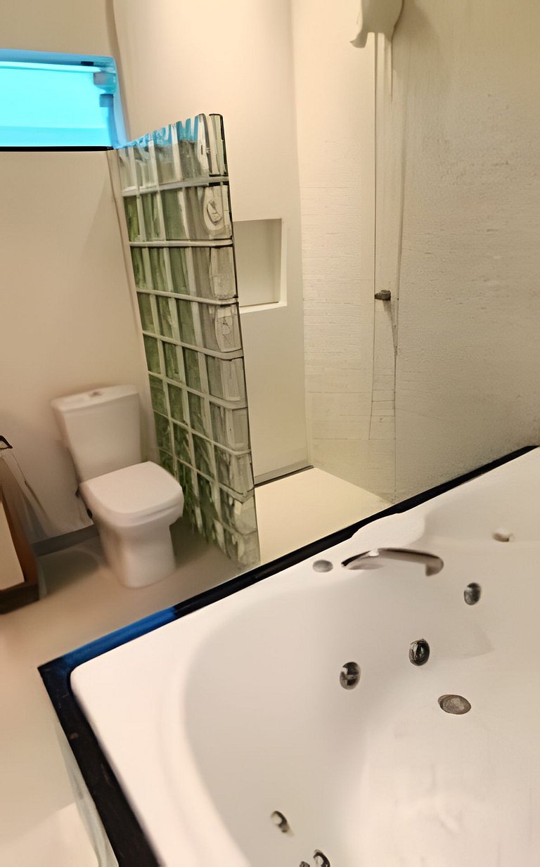 Casa com PiSCiNA e BANHEiRA no Centro de Joinville