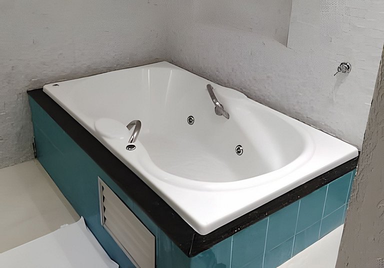 Casa com PiSCiNA e BANHEiRA no Centro de Joinville