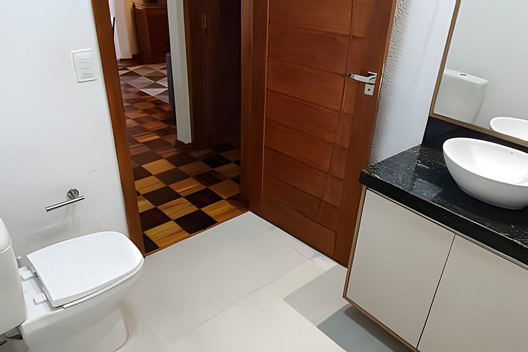 Casa com PiSCiNa, BaNHeiRa e A/C- Centro de Joinville