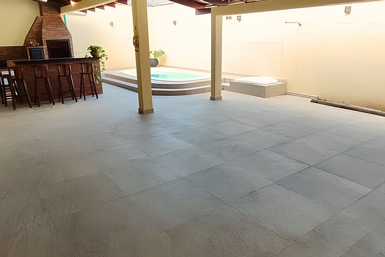 Casa com PiSCiNa, BaNHeiRa e A/C- Centro de Joinville