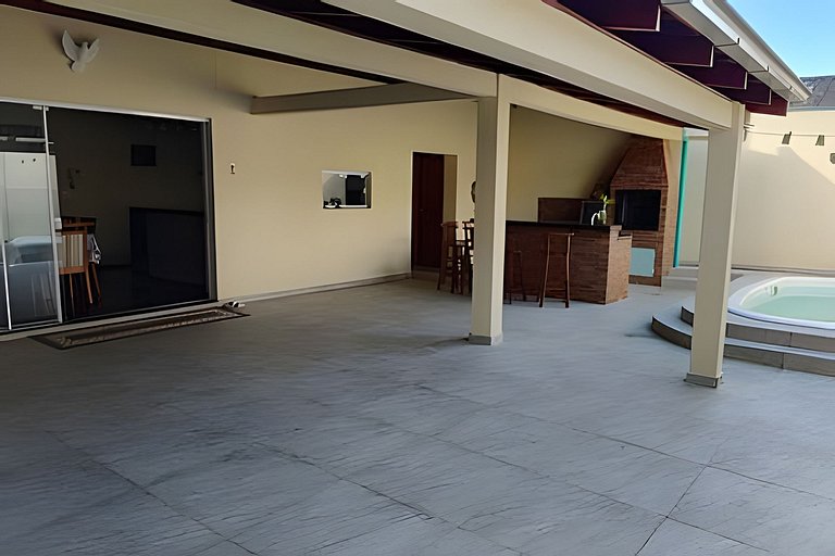 Casa com PiSCiNa, BaNHeiRa e A/C- Centro de Joinville