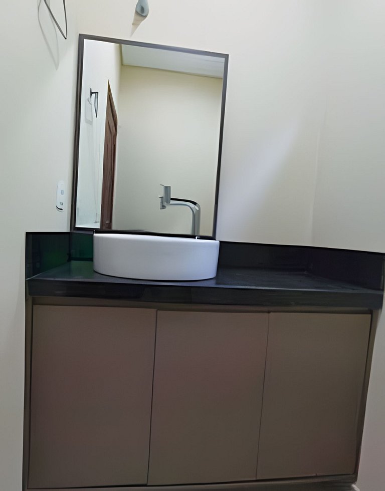 Casa com PiSCiNa, BaNHeiRa e A/C- Centro de Joinville