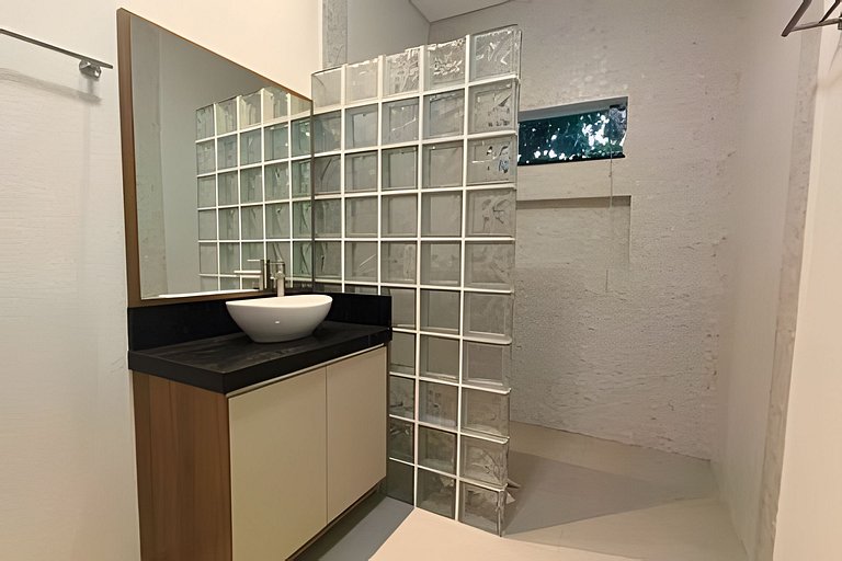 Casa com PiSCiNa, BaNHeiRa e A/C- Centro de Joinville