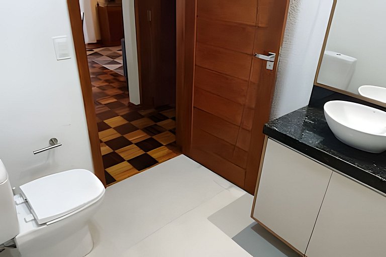 Casa com PiSCiNa, BaNHeiRa e A/C- Centro de Joinville