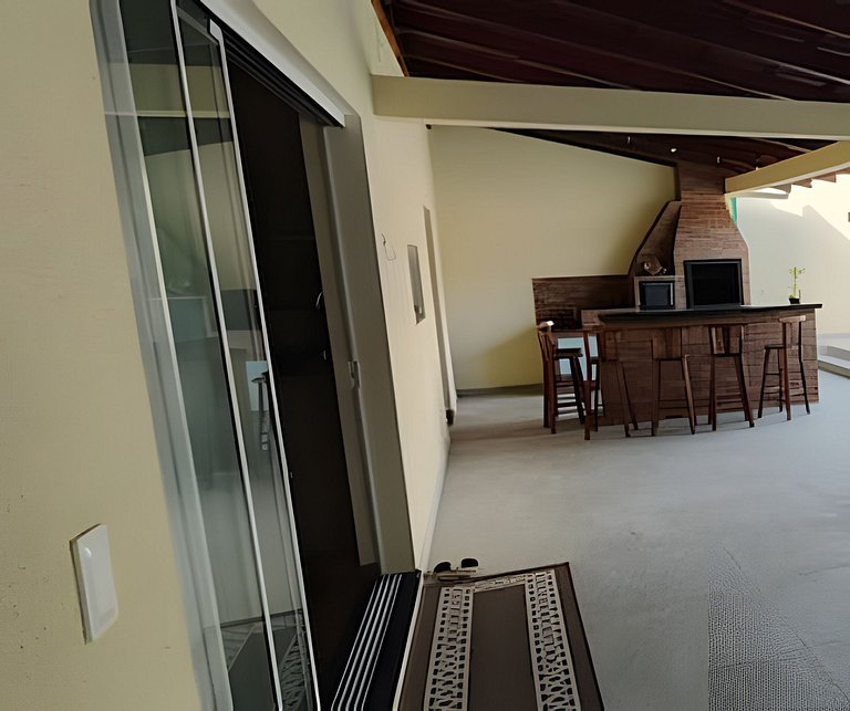 Casa com PiSCiNa, BaNHeiRa e A/C- Centro de Joinville