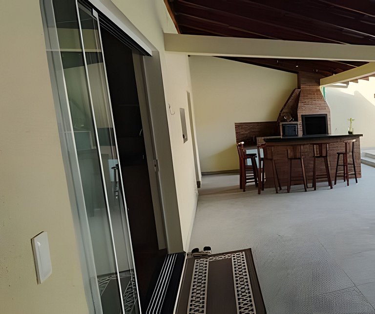 Casa com PiSCiNa, BaNHeiRa e A/C- Centro de Joinville