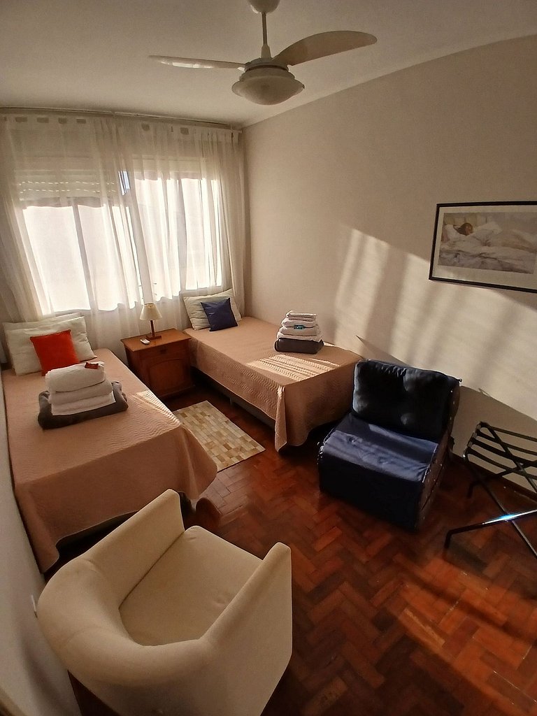 SUPERPRÁTICO-Amplo Apê com Garagem em bairro nobre